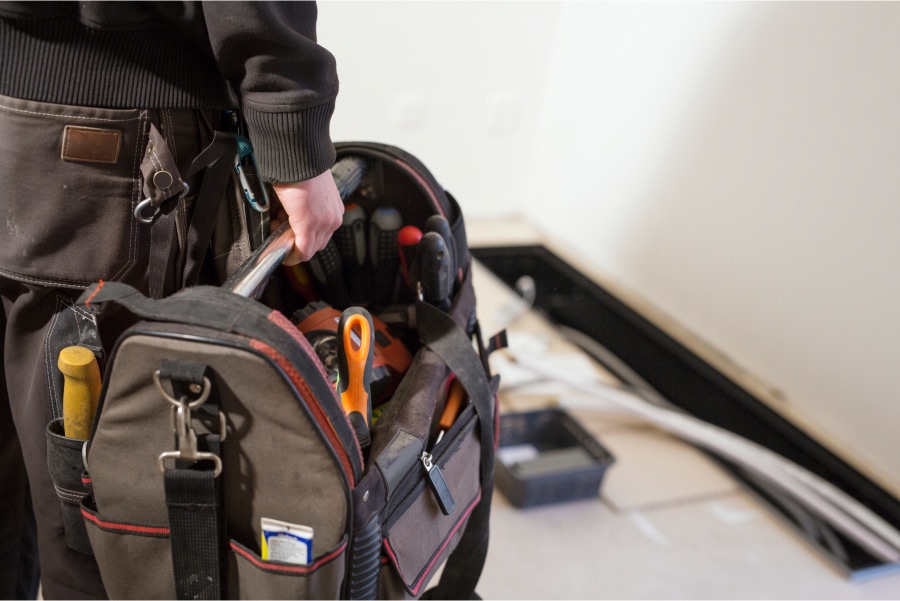 hvac-technician-ready-for-work-with-a-tool-bag.jpg