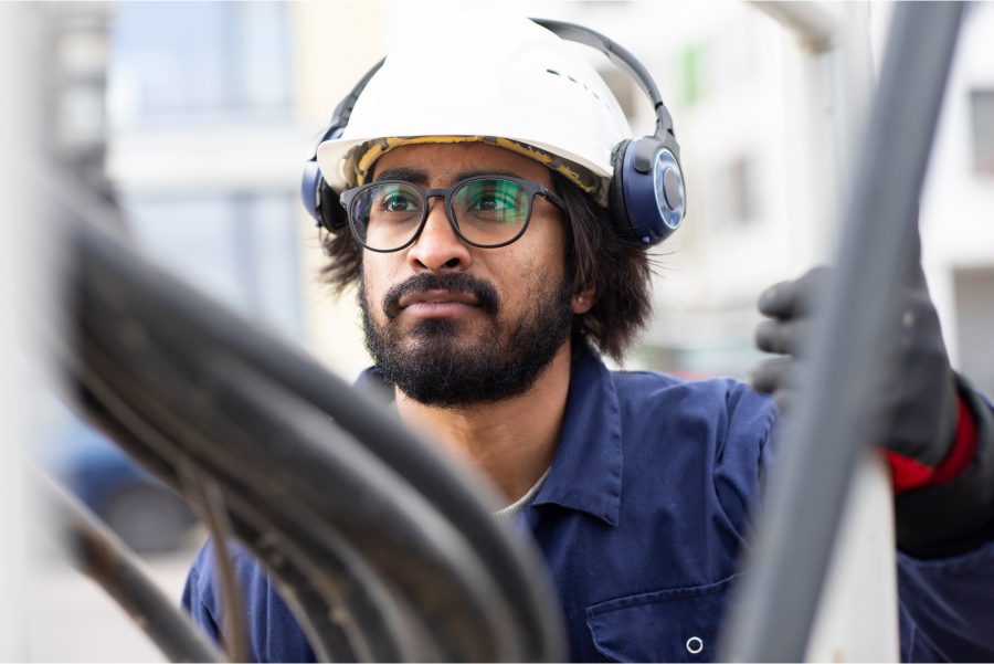 hvac-worker-reflecting-while-working.jpg